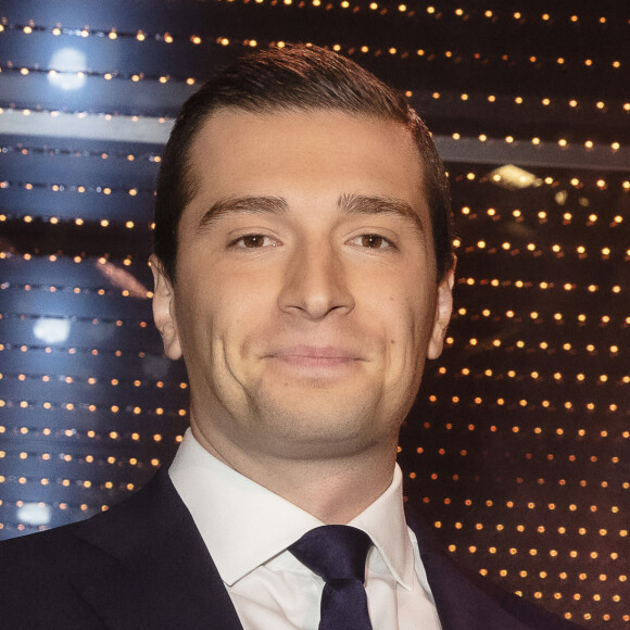 De responsable départemental à porte-parole, pour être aujourd'hui la figures phare du parti, Jordan Bardella partageait alors depuis 3 ans sa vie avec la jeune femme, si discrète.
Exclusif - Jordan Bardella - Enregistrement de l'émission "On est en direct (OEED)", diffusée en direct le 16 octobre sur France 2 © Jack Tribeca / Bestimage