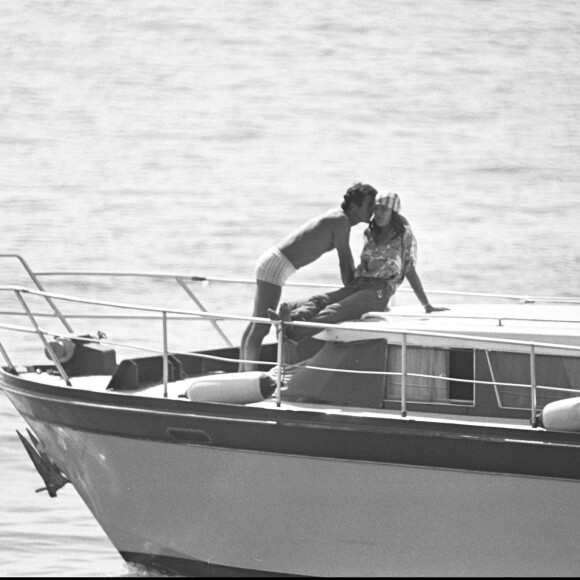 Un amour qui s'est transformé en mariage conclu par un voyage de noces à Tahiti !
Archive - Caroline de Monaco et Philippe Junot en bateau sur le Blue Lark