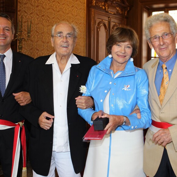 Le musicien qui a remporté trois Oscars au cours de sa carrière s'était rendu à la première d'une pièce dans laquelle jouait Macha.
Exclusif - Macha Méril et Michel Legrand entourés du maire de Monaco Georges Marsan et son adjoint Henri Donia - Le 16 septembre 2014.