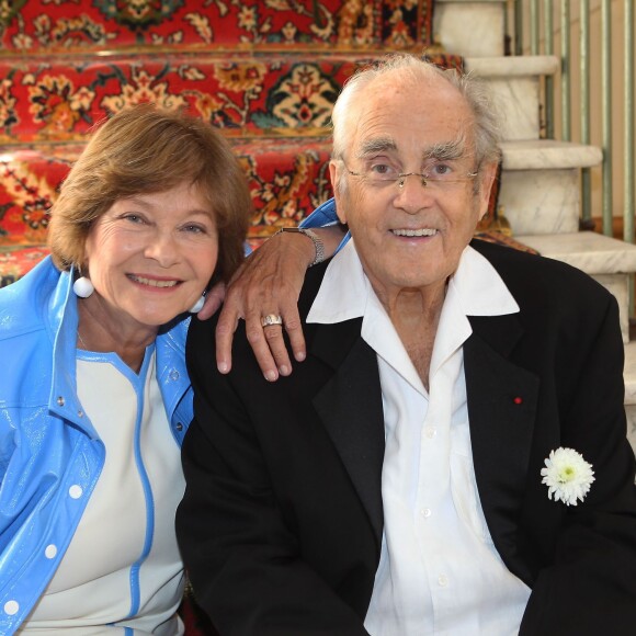 Le 16 septembre 2014, le couple s'est enfin uni pour la vie lors d'une cérémonie orthodoxe sous les yeux de ses proches.
Exclusif - Macha Méril et Michel Legrand prennent la pose pendant leur mariage civil à la mairie de Monaco, le 16 septembre 2014.