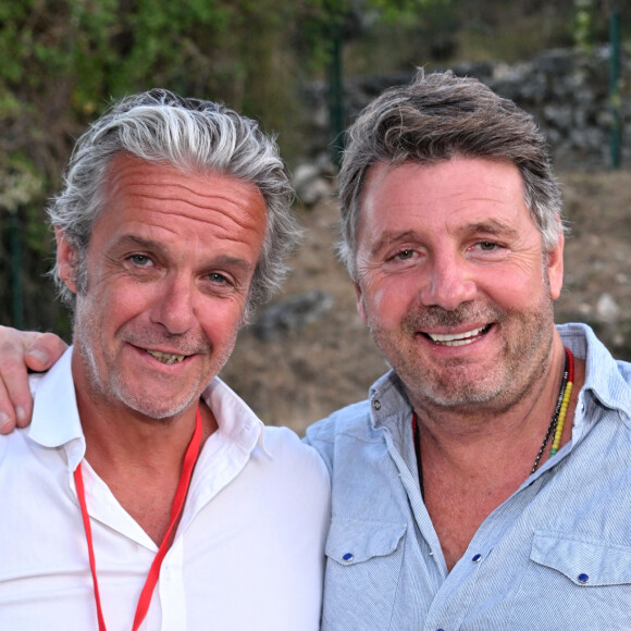 Exclusif - David Brécourt et Philippe Lellouche durant la soirée d'ouverture de la 1ère édition du festival Les Théâtrales d’Eze en plein air à l'oppidum du Col d'Eze avec la pièce "Le jeu de la Vérité", le 5 août 2023. © Bruno Bebert / Bestimage