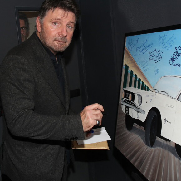 Exclusif - Philippe Lellouche signe le tableau qui sera offert à Claude Lelouch Backstage - Spectacle symphonique Claude Lelouch "D'un film à l'autre" au Palais des Congrès de Paris le 14 novembre 2022. © Moreau / Rindoff / Bestimage