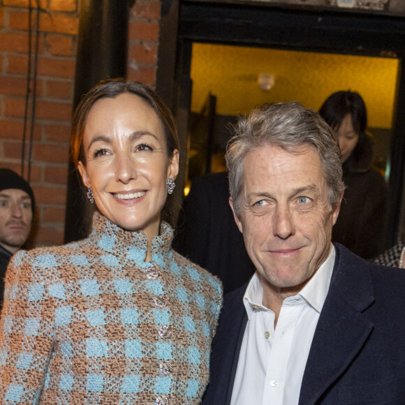 La preuve : la maison Chanel a choisi le 7 décembre 2023 pour dévoiler les modèles de sa collection Métiers d'art 2023-2024.
Anna Elisabet Eberstein et son mari Hugh Grant - Défilé de mode "Métiers d'art Chanel" à Manchester. Le 7 décembre 2023. © Olivier Borde / Bestimage