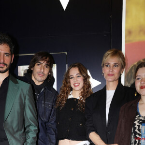 Parmi les bonnes surprises, on retrouve, au cast, la fille que la cinéaste a eu en 2005 avec Maurice Barthélemy, Tess Barthélemy.
Judith Godrèche, ses enfants Tess Barthélemy et Noé Boon - Première du film "Icon of the french cinema" au Silencio à Paris. Le 8 décembre 2023 © Denis Guignebourg / Bestimage