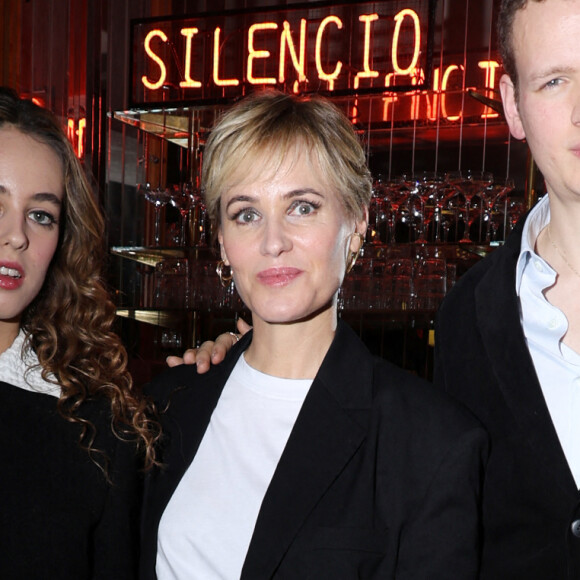C'est le cadeau qu'elle réserve au public pour les fêtes de fin d'année.
Judith Godrèche, ses enfants Tess Barthélemy et Noé Boon - Première du film "Icon of the french cinema" au Silencio à Paris. © Denis Guignebourg / Bestimage