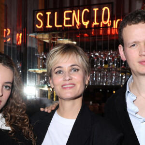 Judith Godrèche, ses enfants Tess Barthélemy et Noé Boon - Première du film "Icon of the french cinema" au Silencio à Paris. Le 8 décembre 2023 © Denis Guignebourg / Bestimage