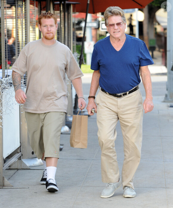 Exclusif - Ryan O'Neal et son fils Redmond a Brentwood Los Angeles, le 27 decembre 2013 