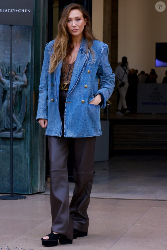 Laura Smet - Défilé de mode Zimmermann collection prêt à porter printemps / été 2024 au palais de Tokyo à Paris le 2 octobre 2023. © Christophe Aubert / Bestimage