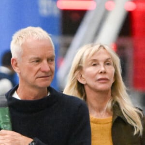 Bien entendu, il reste un papa présent et il les aide financièrement lorsqu'ils sont dans le besoin.
Exclusif - Sting et sa femme Trudie Styler arrivent à l'aéroport de New York, après la première du documentaire ''Posso entrare? An ode to Naples" à Rome, lors du 18ème festival du Film, puis à Naples, le 26 octobre 2023. 