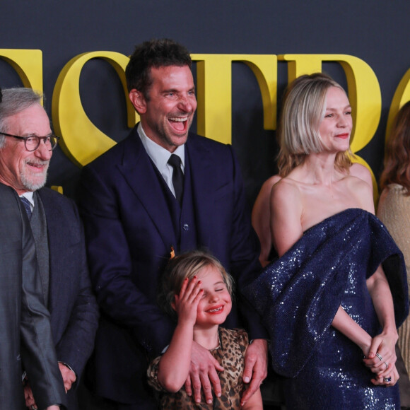 Il a présenté son film "Maestro" en présence de l'équipe du film et notamment sa fille unique Lea de Seine qui joue le rôle de son enfant Jamie
Bradley Cooper, et sa fille Lea de Seine, Carey Mulligan, Steven Spielberg - Avant-première du film Netflix "Maestro" à Los Angeles le 12 décembre 2023