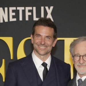 Bradley Cooper et Steven Spielberg - Avant-première du film Netflix "Maestro" à Los Angeles le 12 décembre 2023