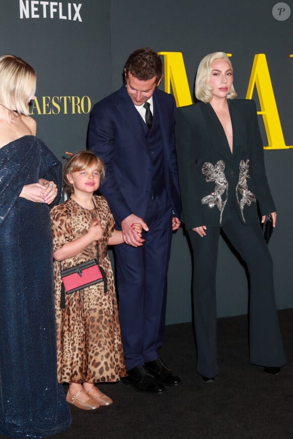 La fillette a ainsi posé avec son père et aussi la superstar Lady Gaga, grand amie de Bradley Cooper
Lady Gaga, Bradley Cooper, Carey Mulligan - Avant-première du film Netflix "Maestro" à Los Angeles le 12 décembre 2023