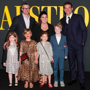 Bradley Cooper et sa fille Lea de Seine ainsi qu'une partie du casting - Avant-première du film Netflix "Maestro" à Los Angeles le 12 décembre 2023