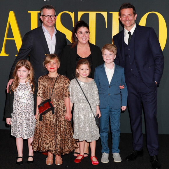 Bradley Cooper et sa fille Lea de Seine ainsi qu'une partie du casting - Avant-première du film Netflix "Maestro" à Los Angeles le 12 décembre 2023