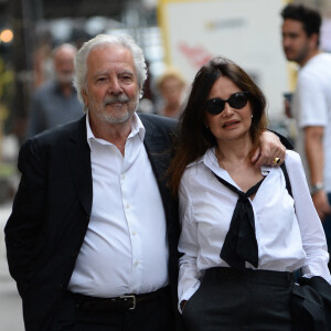 Il a expliqué qu'elle était "son roc" même si, selon elle, ils ne sont pas "sur la même longueur d'ondes" au sujet du théâtre.
Pierre Arditi et Evelyne Bouix - Mariage de Claude Lelouch à la mairie du 18ème à Paris.