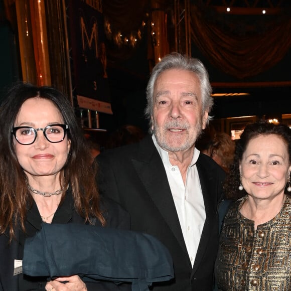 Mais il a promis de "lever le pied". 
Evelyne Bouix, Pierre Arditi et sa soeur Catherine Arditi au photocall de la 33ème cérémonie des Molières aux Folies Bergère à Paris le 30 mai 2022. © Coadic Guirec / Bestimage 