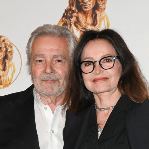 Pierre Arditi, Evelyne Bouix au photocall de la 33ème cérémonie des Molières aux Folies Bergère à Paris le 30 mai 2022. © Coadic Guirec / Bestimage 