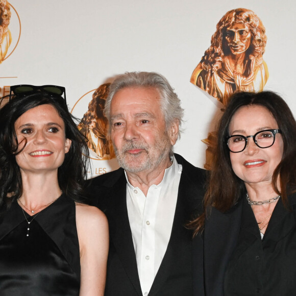 Notamment Salomé, qu'il a élevée et qui veille sur lui...
Salomé Lelouch (fille de E.Bouix et C.Lelouch), Pierre Arditi, Evelyne Bouix au photocall de la 33ème cérémonie des Molières aux Folies Bergère à Paris le 30 mai 2022. © Coadic Guirec / Bestimage 