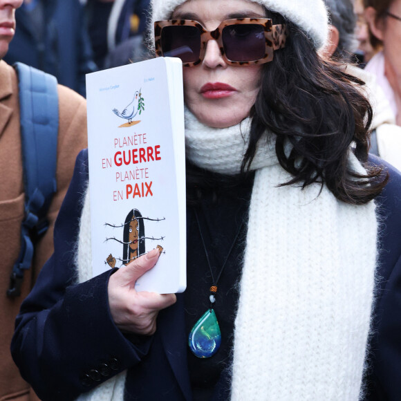 Selon l'accusation, il s'agissait d'une "donation déguisée" en prêt, ce qui a permis à l'actrice d'éluder 1,2 million d'euros de droits de mutation. 
Isabelle Adjani - Les célébrités participent à la marche silencieuse pour la paix au Proche-Orient, entre l'Institut du monde arabe et le musée d'art et d'histoire du judaïsme à Paris, le 19 novembre 2023. A l'appel d'un collectif de 600 personnalités du monde de la culture, plusieurs milliers de personnes ont rejoint le cortège. © Denis Guignebourg / Bestimage