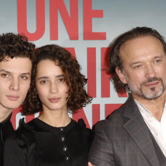 "Tess, 20 ans, qui est la soeur jumelle de Pablo. Iman, 24 ans, qui est mannequin et actrice. Et ma belle-fille, Roxanne, 34 ans, une merveilleuse artiste peintre."
Noham Edje, Iman Perez, Vincent Perez lors de l'avant-première du film "Une affaire d'honneur" au cinéma UGC Normandie à Paris le 11 décembre 2023. © Marc Ausset-Lacroix / Bestimage