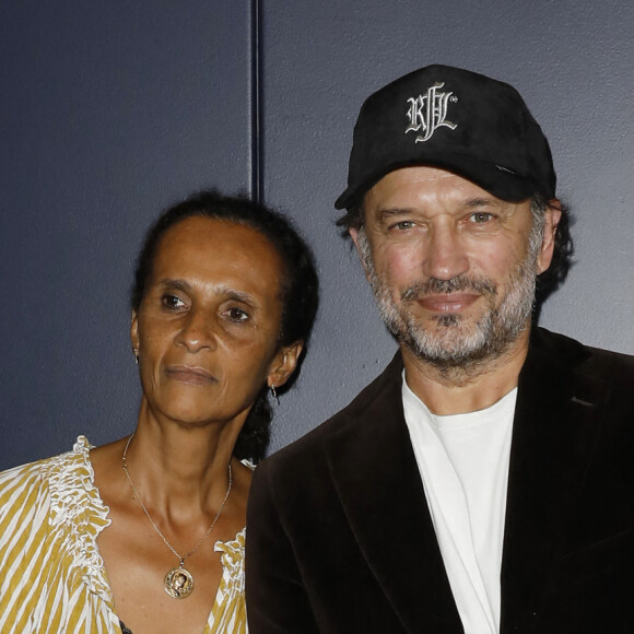 Vincent Perez et sa femme Karine Silla au photocall de la première du film "How to Have Sex" de M.M.Walker au Silencio à Paris, le 6 octobre 2023. © Marc Ausset-Lacroix/Bestimage