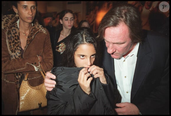 Roxanne est fruit des amours passés entre Karine Silla, l'épouse de Vincent Perez, et Gérard Depardieu.
Karine Silla, Gérard Depardieu et sa fille Roxane Depardieu - Première du film "Astérix Mission Cléopatre" à Paris.