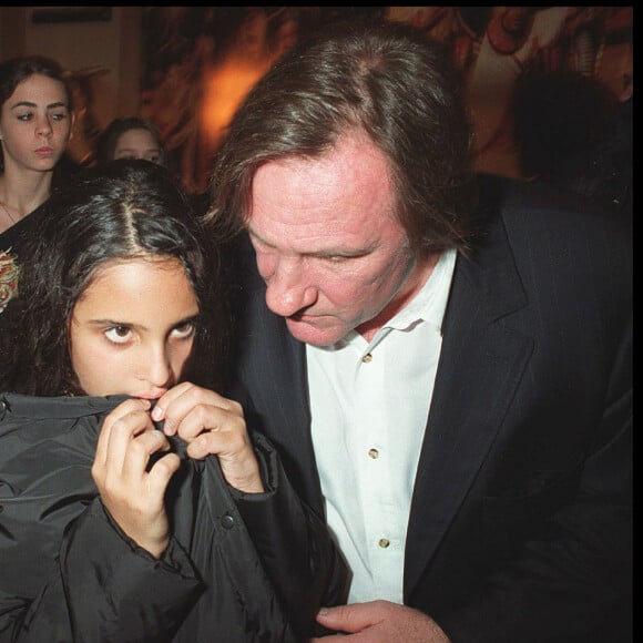 Roxanne est fruit des amours passés entre Karine Silla, l'épouse de Vincent Perez, et Gérard Depardieu.
Karine Silla, Gérard Depardieu et sa fille Roxane Depardieu - Première du film "Astérix Mission Cléopatre" à Paris.