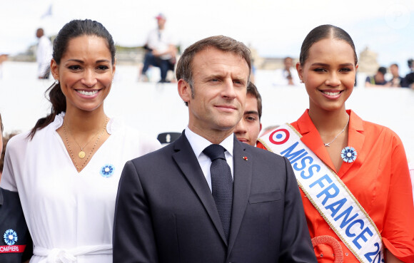 Cindy Fabre, le Président de la République Emmanuel Macron et Indira Ampiot, Miss France 2023 lors d'un bain de foule après la cérémonie du 143ème défilé militaire du 14 juillet, jour de la Fête Nationale, sur les Champs-Elysées et la place de la Concorde, à Paris, France, le 14 juillet 2023. © Dominique Jacovides/Bestimage 