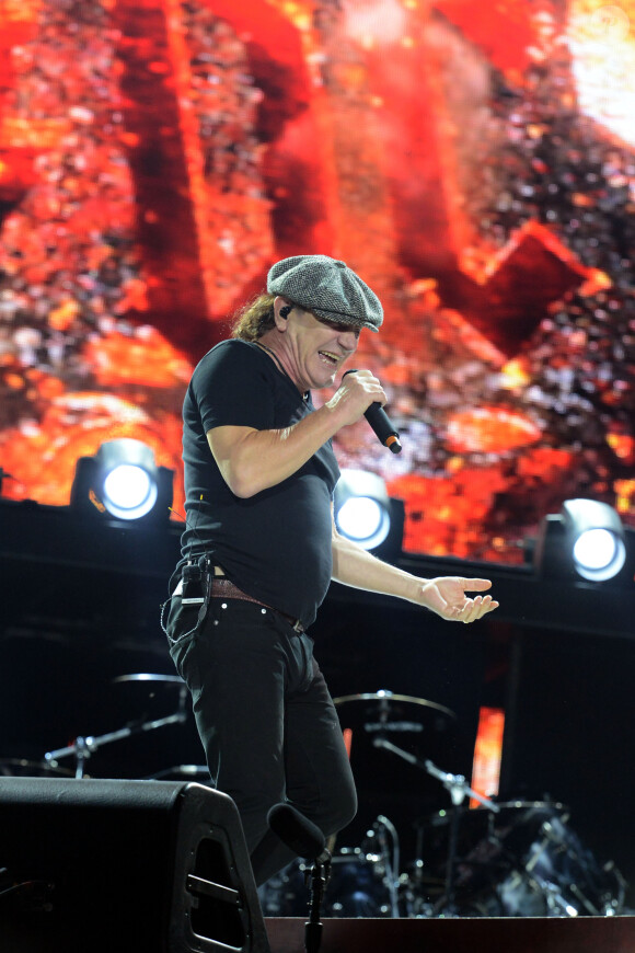 Il fut le premier batteur de l'histoire du groupe
Brian Johnson - Le groupe AC/DC en concert à Imola en Italie, le 9 juillet 2015. 