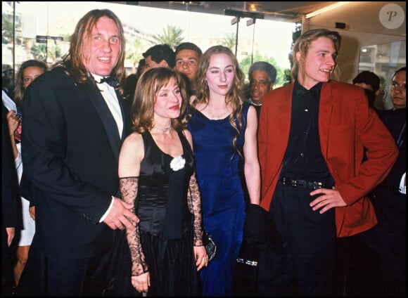 Sa famille et son entourage,
Gérard Depardieu, Elisabeth et leurs enfants Guillaume et Julie au Festival de Cannes 1992