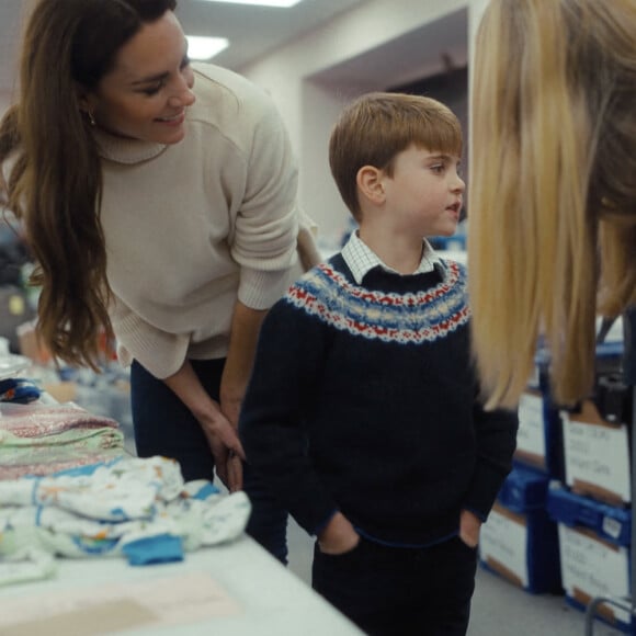 Catherine (Kate) Middleton, princesse de Galles, et ses enfants, le prince George de Galles, la princesse Charlotte de Galles, et le prince Louis de Galles, aident à préparer des sacs-cadeaux de Noël pour des familles au seuil de la pauvreté. 