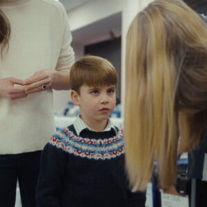 Car on voit à quel point son fils lui ressemble. 
Catherine (Kate) Middleton, princesse de Galles, et ses enfants, le prince George de Galles, la princesse Charlotte de Galles, et le prince Louis de Galles, aident à préparer des sacs-cadeaux de Noël pour des familles au seuil de la pauvreté. 