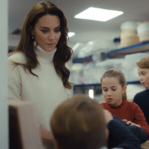Catherine (Kate) Middleton, princesse de Galles, et ses enfants, le prince George de Galles, la princesse Charlotte de Galles, et le prince Louis de Galles, aident à préparer des sacs-cadeaux de Noël pour des familles au seuil de la pauvreté. 
