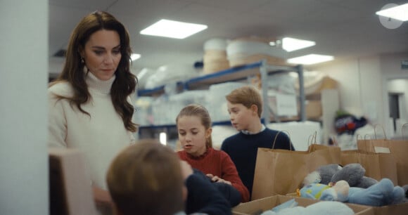 Catherine (Kate) Middleton, princesse de Galles, et ses enfants, le prince George de Galles, la princesse Charlotte de Galles, et le prince Louis de Galles, aident à préparer des sacs-cadeaux de Noël pour des familles au seuil de la pauvreté. 