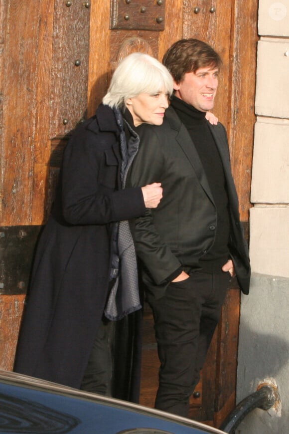 Et de Françoise Hardy.
Exclusif - Françoise Hardy et son fils Thomas Dutronc se baladent le long des quais de l'Île Saint-Louis à Paris, France, le 2 novembre 2016.
