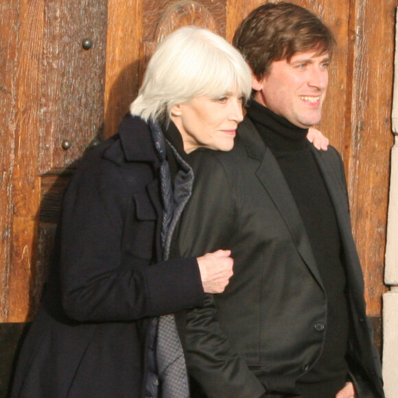 Et de Françoise Hardy.
Exclusif - Françoise Hardy et son fils Thomas Dutronc se baladent le long des quais de l'Île Saint-Louis à Paris, France, le 2 novembre 2016.