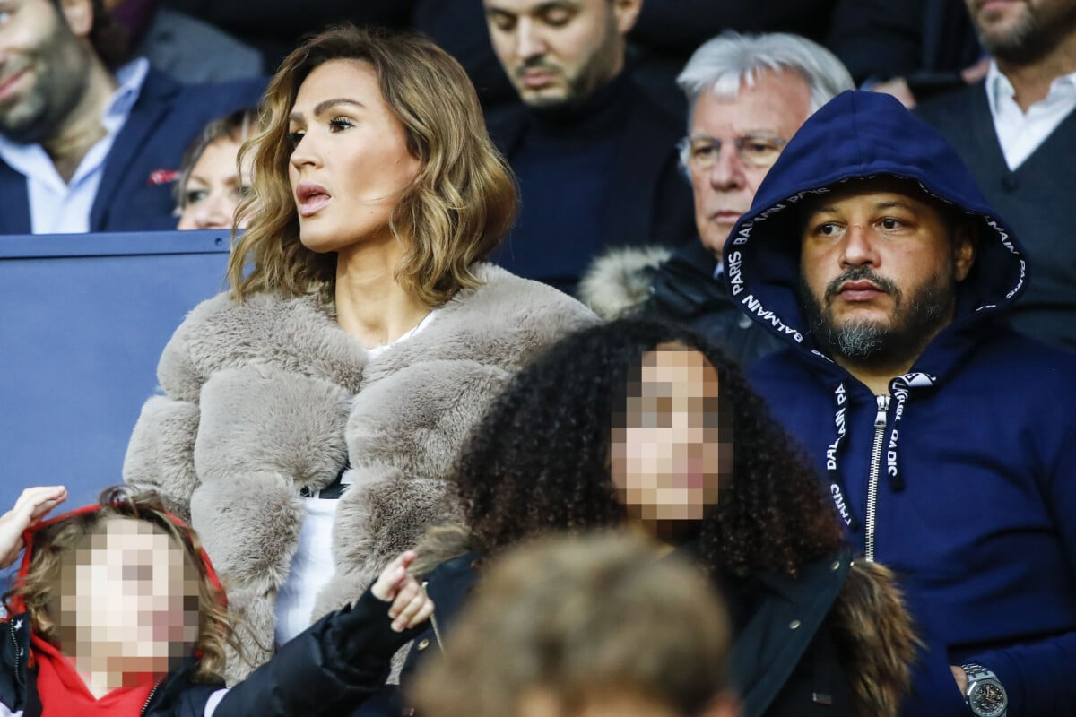 Photo : Vitaa et son mari Hicham Bendaoud dans les tribunes du match de  Ligue 1 Conforama PSG 5-0 Montpellier au Parc des Princes à Paris le 1  février 2020 © Gwendoline Le Goff / Panoramic / Bestimage - Purepeople