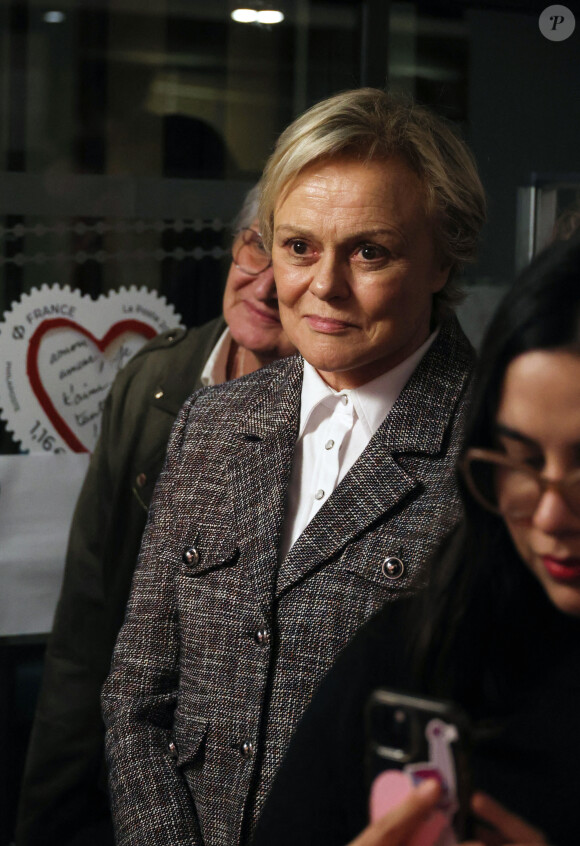 Exclusif - Muriel Robin - Dévoilement du timbre Michel Legrand réalisé par Mathieu Persan à la librairie "Le Carré d'Encre" à Paris le 12 décembre 2023. © Denis Guignebourg/Bestimage 