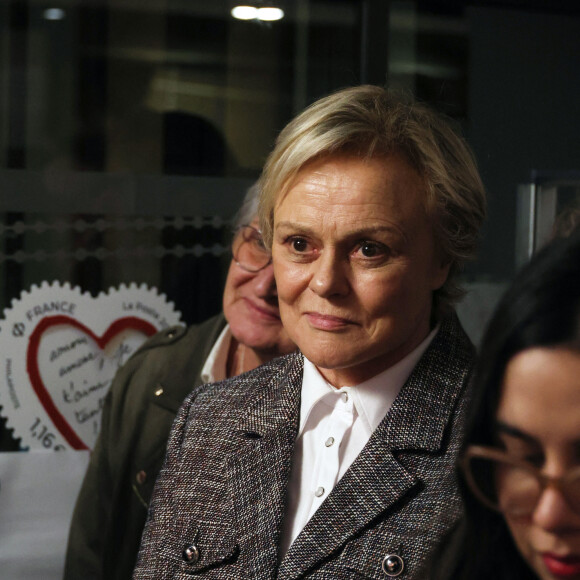 Exclusif - Muriel Robin - Dévoilement du timbre Michel Legrand réalisé par Mathieu Persan à la librairie "Le Carré d'Encre" à Paris le 12 décembre 2023. © Denis Guignebourg/Bestimage 