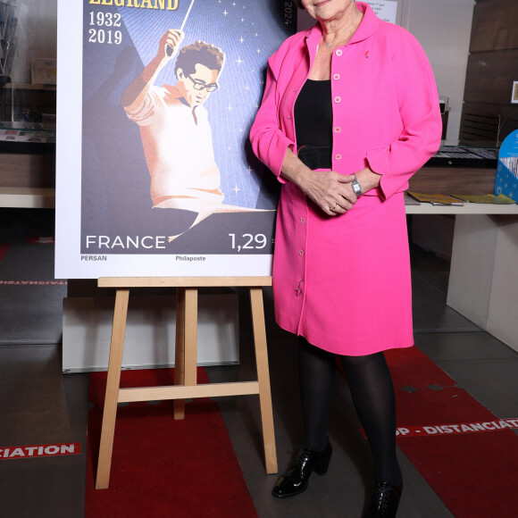 Exclusif - Macha Méril - Dévoilement du timbre Michel Legrand réalisé par Mathieu Persan à la librairie "Le Carré d'Encre" à Paris le 12 décembre 2023. © Denis Guignebourg/Bestimage