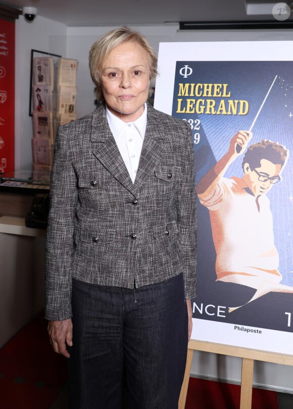 Exclusif - Muriel Robin - Dévoilement du timbre Michel Legrand réalisé par Mathieu Persan à la librairie "Le Carré d'Encre" à Paris le 12 décembre 2023. © Denis Guignebourg/Bestimage