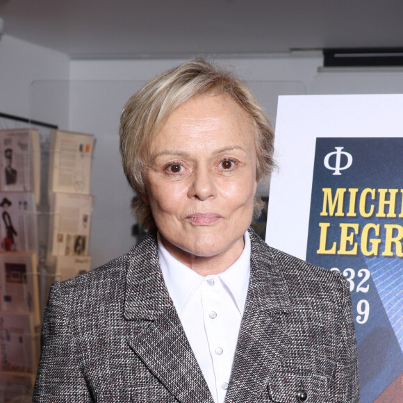 Exclusif - Muriel Robin - Dévoilement du timbre Michel Legrand réalisé par Mathieu Persan à la librairie "Le Carré d'Encre" à Paris le 12 décembre 2023. © Denis Guignebourg/Bestimage