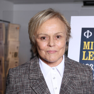 Exclusif - Muriel Robin - Dévoilement du timbre Michel Legrand réalisé par Mathieu Persan à la librairie "Le Carré d'Encre" à Paris le 12 décembre 2023. © Denis Guignebourg/Bestimage