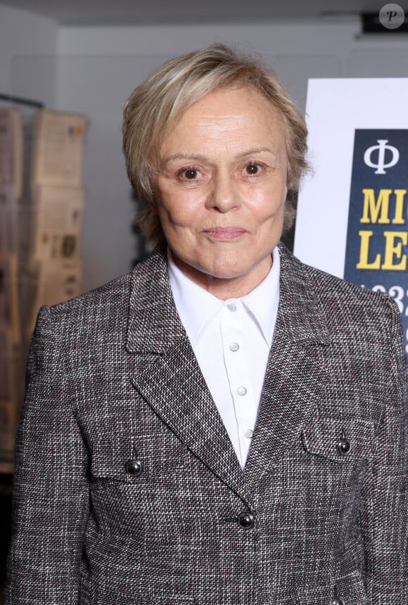 Exclusif - Muriel Robin - Dévoilement du timbre Michel Legrand réalisé par Mathieu Persan à la librairie "Le Carré d'Encre" à Paris le 12 décembre 2023. © Denis Guignebourg/Bestimage