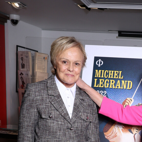 Le modèle a été dévoilé à la librairie Le Carré d'Encre de Paris, le 12 décembre 2023, en présence de Macha Méril, de Benjamin Legrand et de Muriel Robin.
Exclusif - Muriel Robin et Macha Méril - Dévoilement du timbre Michel Legrand réalisé par Mathieu Persan à la librairie "Le Carré d'Encre" à Paris le 12 décembre 2023. © Denis Guignebourg/Bestimage