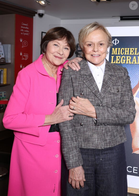 Exclusif - Muriel Robin et Macha Méril - Dévoilement du timbre Michel Legrand réalisé par Mathieu Persan à la librairie "Le Carré d'Encre" à Paris le 12 décembre 2023. © Denis Guignebourg/Bestimage