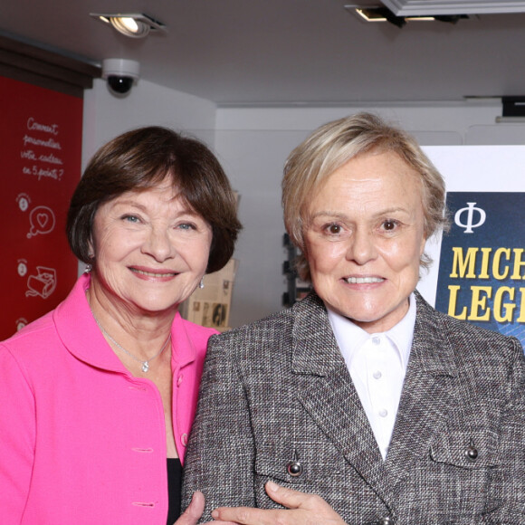 Exclusif - Muriel Robin et Macha Méril - Dévoilement du timbre Michel Legrand réalisé par Mathieu Persan à la librairie "Le Carré d'Encre" à Paris le 12 décembre 2023. © Denis Guignebourg/Bestimage