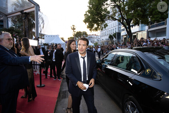 Un baiser qualifié par le parquet d'"agression sexuelle".
Exclusif - Nicolas Bedos - Montée des marches de "Mascarade" (Hors compétition) lors du 75ème Festival International du Film de Cannes, le 27 mai 2022. 