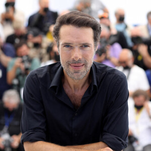 Il sera aussi jugé pour harcèlement sexuel lors d'une autre soirée, sur une autre femme.

Nicolas Bedos (réalisateur) au photocall du film Oss 117 : Alerte Rouge En Afrique Noire lors du 74ème festival international du film de Cannes le 17 juillet 2021 © Borde / Jacovides / Moreau / Bestimage 