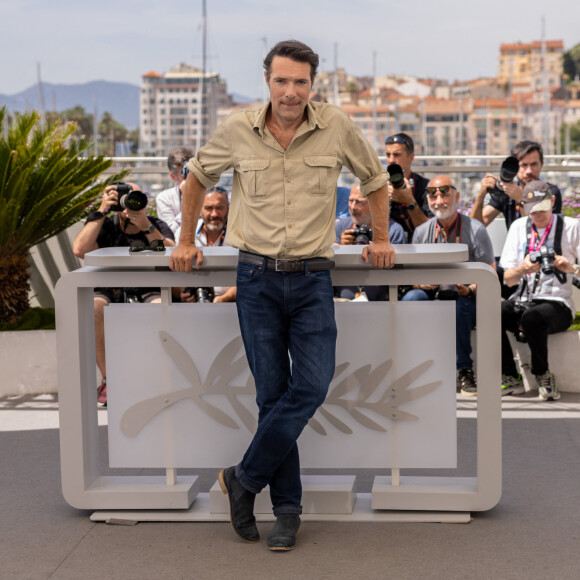 Le réalisateur Nicolas Bedos au photocall de "Mascarade" lors du 75ème Festival International du Film de Cannes, le 28 mai 2022. © Olivier Borde / Bestimage 